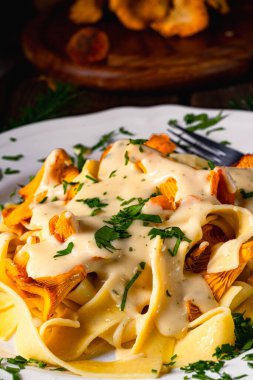 Tagliatelle ve mantar soslu taze chanterelles.
