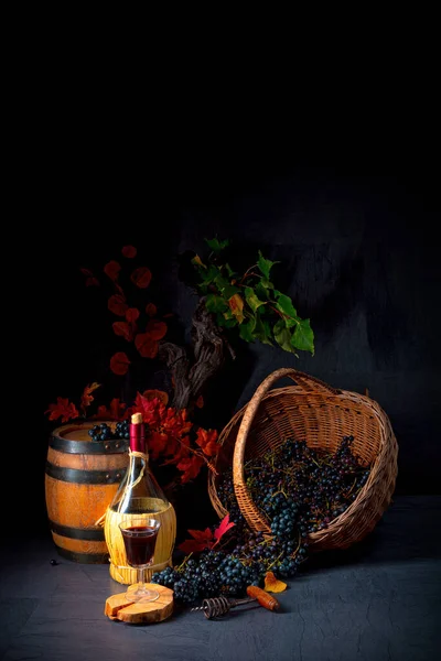ワインと木の葉を持つバスケットのブドウ — ストック写真