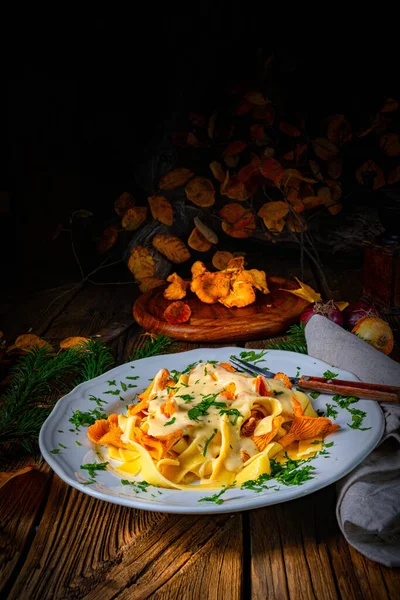 Tagliatelle Con Rebozuelos Frescos Salsa Champiñones —  Fotos de Stock