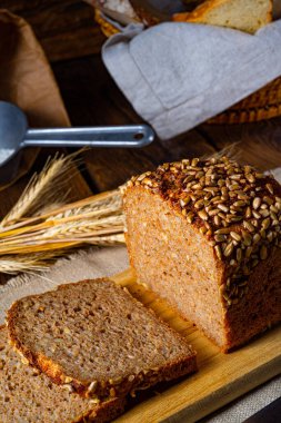 Nemli toptan ekmek, ezilmiş ya da bütün tahıl