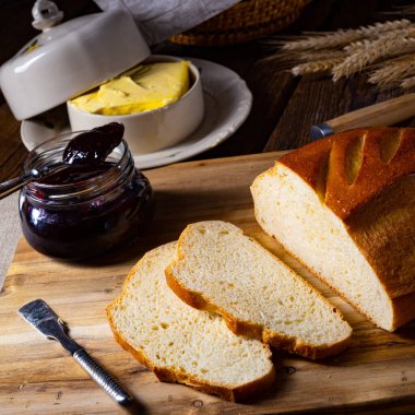 Tereyağlı beyaz ekmek ve lezzetli reçel
