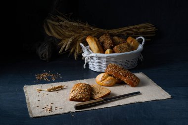 Lezzetli ve gevrek kahvaltı börekleri.