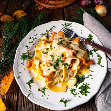 Tagliatelle ve mantar soslu taze chanterelles.