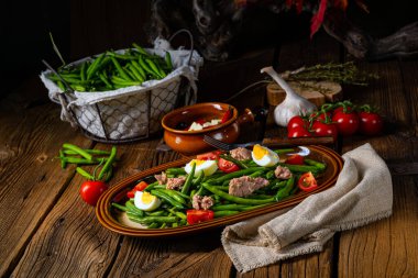 Yumurtalı yeşil fasulye salatası ve ton balığı.