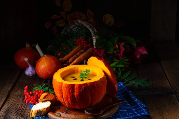 Läcker Höst Pumpa Soppa Med Baguette — Stockfoto