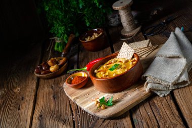 Limonlu ve biberli lezzetli humus ezmesi.