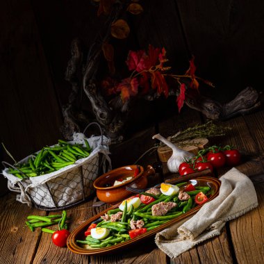 Yumurtalı yeşil fasulye salatası ve ton balığı.