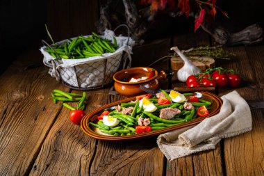 Yumurtalı yeşil fasulye salatası ve ton balığı.