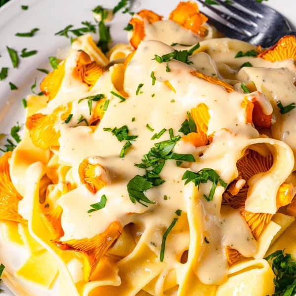 Tagliatelle Con Rebozuelos Frescos Salsa Champiñones —  Fotos de Stock