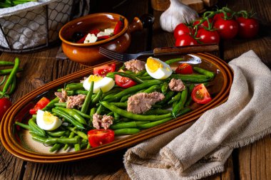 Yumurtalı yeşil fasulye salatası ve ton balığı.