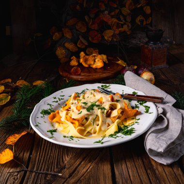 Tagliatelle ve mantar soslu taze chanterelles.