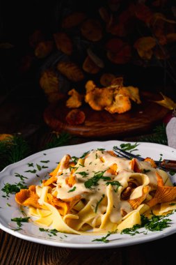 Tagliatelle ve mantar soslu taze chanterelles.