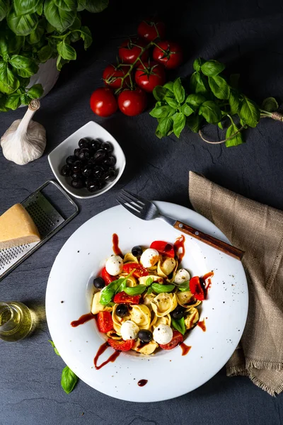 Ensalada Pasta Tortellini Rústica Con Mozzarella —  Fotos de Stock