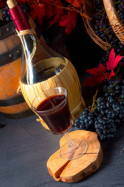 ワインと木の葉を持つバスケットのブドウ — ストック写真