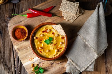Limonlu ve biberli lezzetli humus ezmesi.