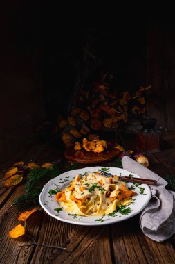 Tagliatelle ve mantar soslu taze chanterelles.