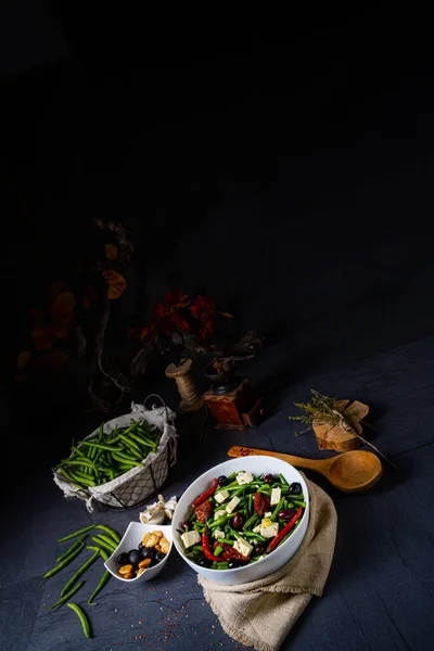 Würziger Grüner Bohnensalat Mit Oliven Feta Käse Und Getrockneten Tomaten — Stockfoto