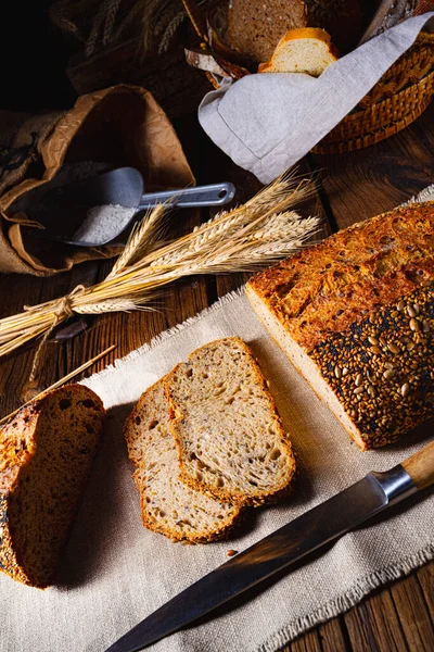 Linfrö Bröd Med Vallmofrö Och Sesamblandning — Stockfoto