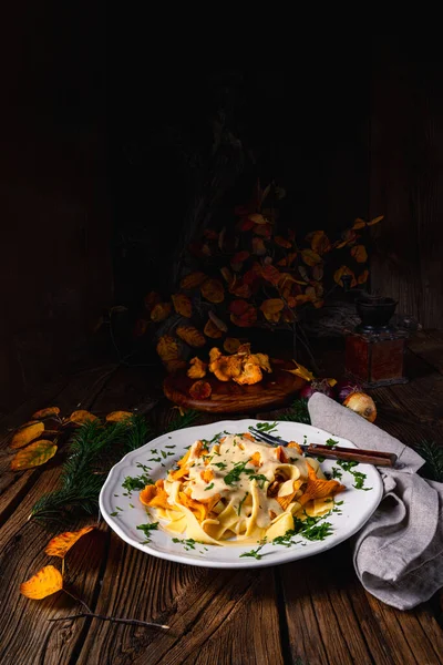 Tagliatelle Čerstvými Chanterelami Houbové Omáčce — Stock fotografie