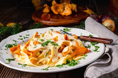 Tagliatelle ve mantar soslu taze chanterelles.