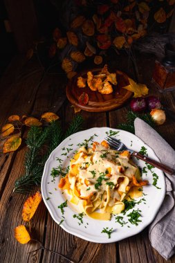 Tagliatelle ve mantar soslu taze chanterelles.