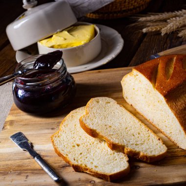 Tereyağlı beyaz ekmek ve lezzetli reçel