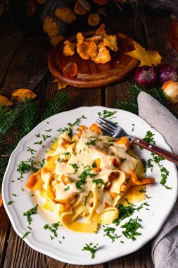 Tagliatelle ve mantar soslu taze chanterelles.