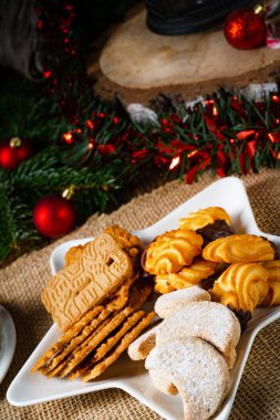 Kırsal Noel süslemeleri olan farklı bisküviler.