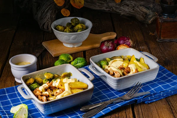 Gratinerad Zürich Ragout Med Brysselkål Potatis Och Bearnaisesås — Stockfoto