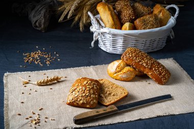 Lezzetli ve gevrek kahvaltı börekleri.