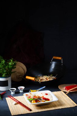 Sebzeli kızarmış ve ekşi tavuk.