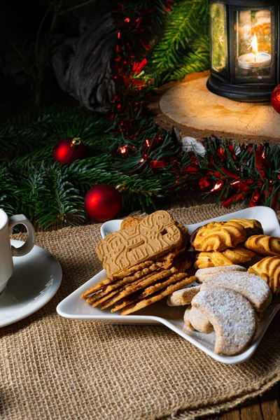 Verschillende Soorten Koekjes Met Rustieke Kerstversiering — Stockfoto