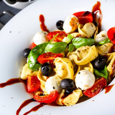 Mozzarella soslu rustik tortellini makarna salatası.