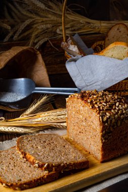 Nemli toptan ekmek, ezilmiş ya da bütün tahıl
