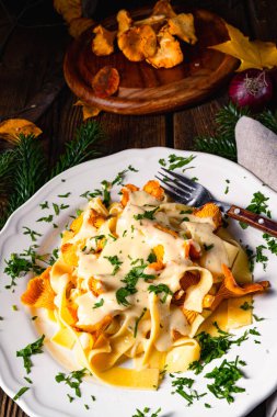 Tagliatelle ve mantar soslu taze chanterelles.