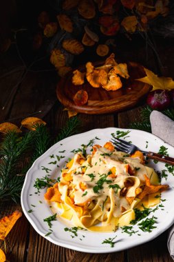 Tagliatelle ve mantar soslu taze chanterelles.