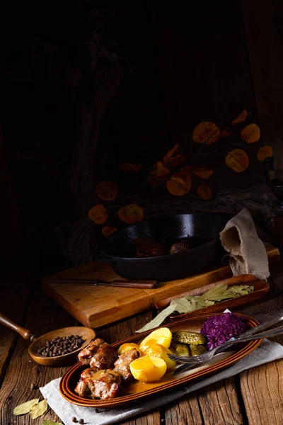 Rustic Snirtjebraten Red Cabbage Cucumber — Stock Photo, Image