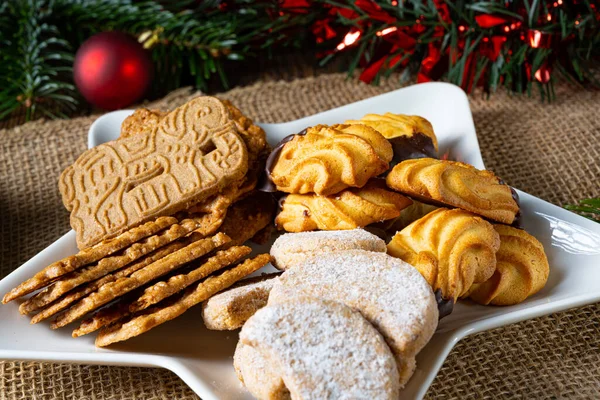 Verschiedene Arten Von Keksen Mit Rustikalem Weihnachtsschmuck — Stockfoto