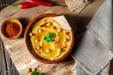 Limonlu ve biberli lezzetli humus ezmesi.