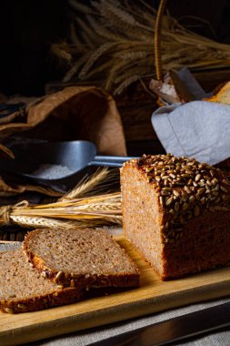Nemli toptan ekmek, ezilmiş ya da bütün tahıl