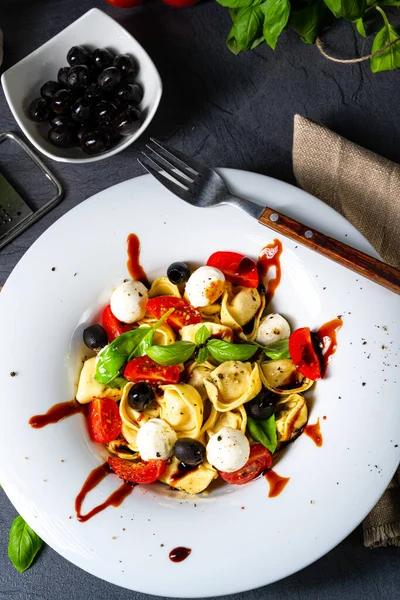 Rustieke Tortellini Pasta Salade Met Mozzarella — Stockfoto