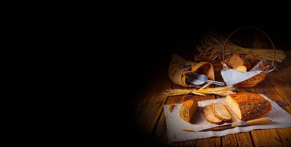 ケシの種とゴマの混合物と亜麻仁パン — ストック写真