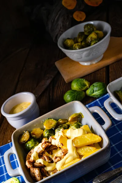 Gratinated Zurich ragout with Brussels sprouts, potatoes and Bearnaise sauce