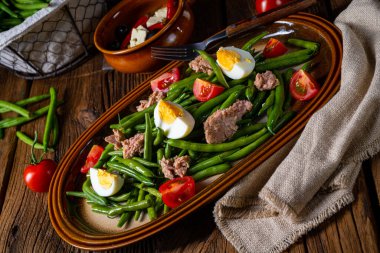 Yumurtalı yeşil fasulye salatası ve ton balığı.