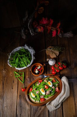 Yumurtalı yeşil fasulye salatası ve ton balığı.