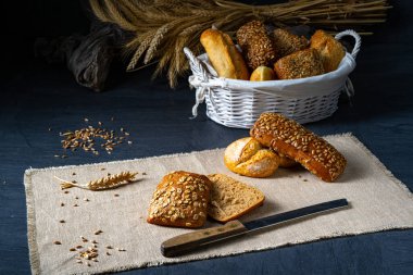 Lezzetli ve gevrek kahvaltı börekleri.