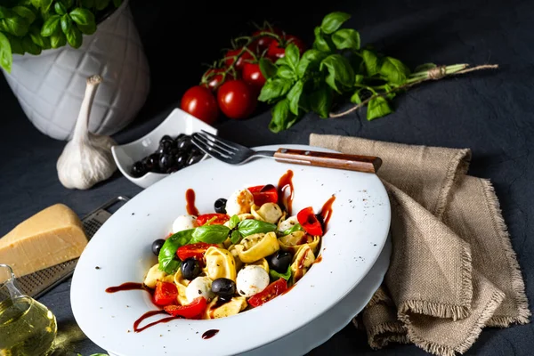 Tortellini Rustici Insalata Pasta Con Mozzarella — Foto Stock