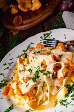 Tagliatelle ve mantar soslu taze chanterelles.