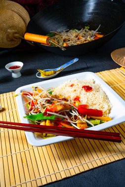 Sebzeli kızarmış ve ekşi tavuk.