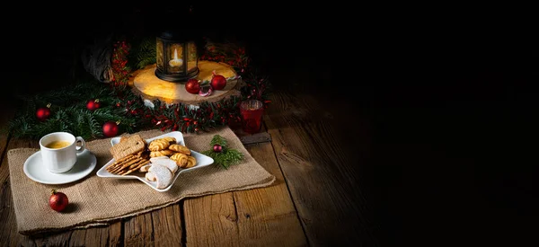 Verschillende Soorten Koekjes Met Rustieke Kerstversiering — Stockfoto